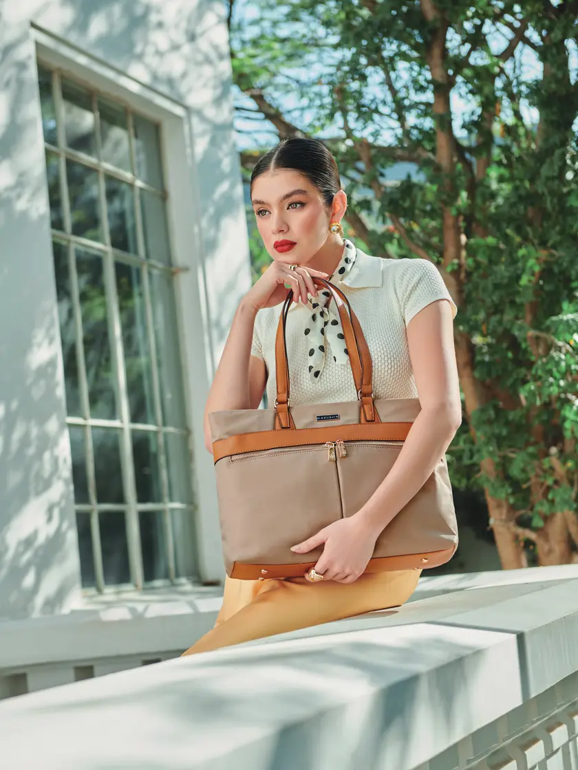 Mujer con una bolsa tote Madison de Chenson en beige y café al hombro